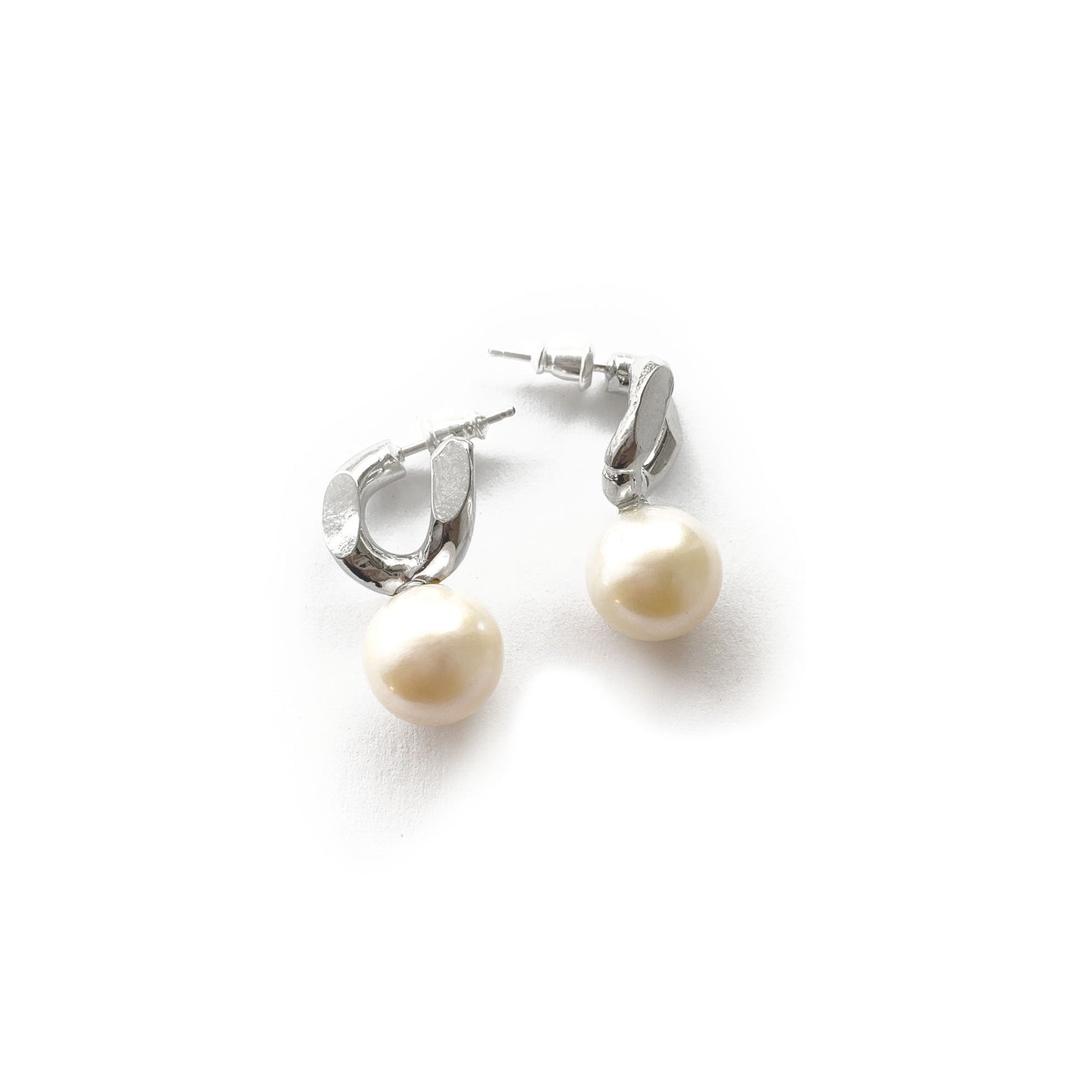 SMALL CHAINLINK AND OVERSIZED PEARL EARRINGS